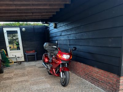 ... onder de carport ...